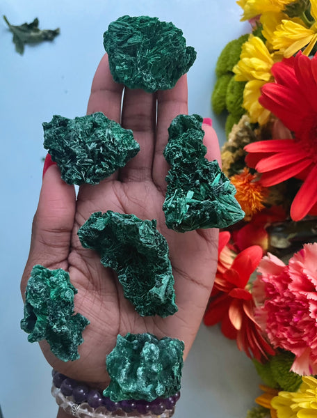 Malachite also helps to remove emotional blockages and welcome love into the heart chakra. It reminds us not to dwell on the past to the extent that we are defeated by it.