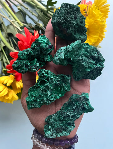 Malachite also helps to remove emotional blockages and welcome love into the heart chakra. It reminds us not to dwell on the past to the extent that we are defeated by it.