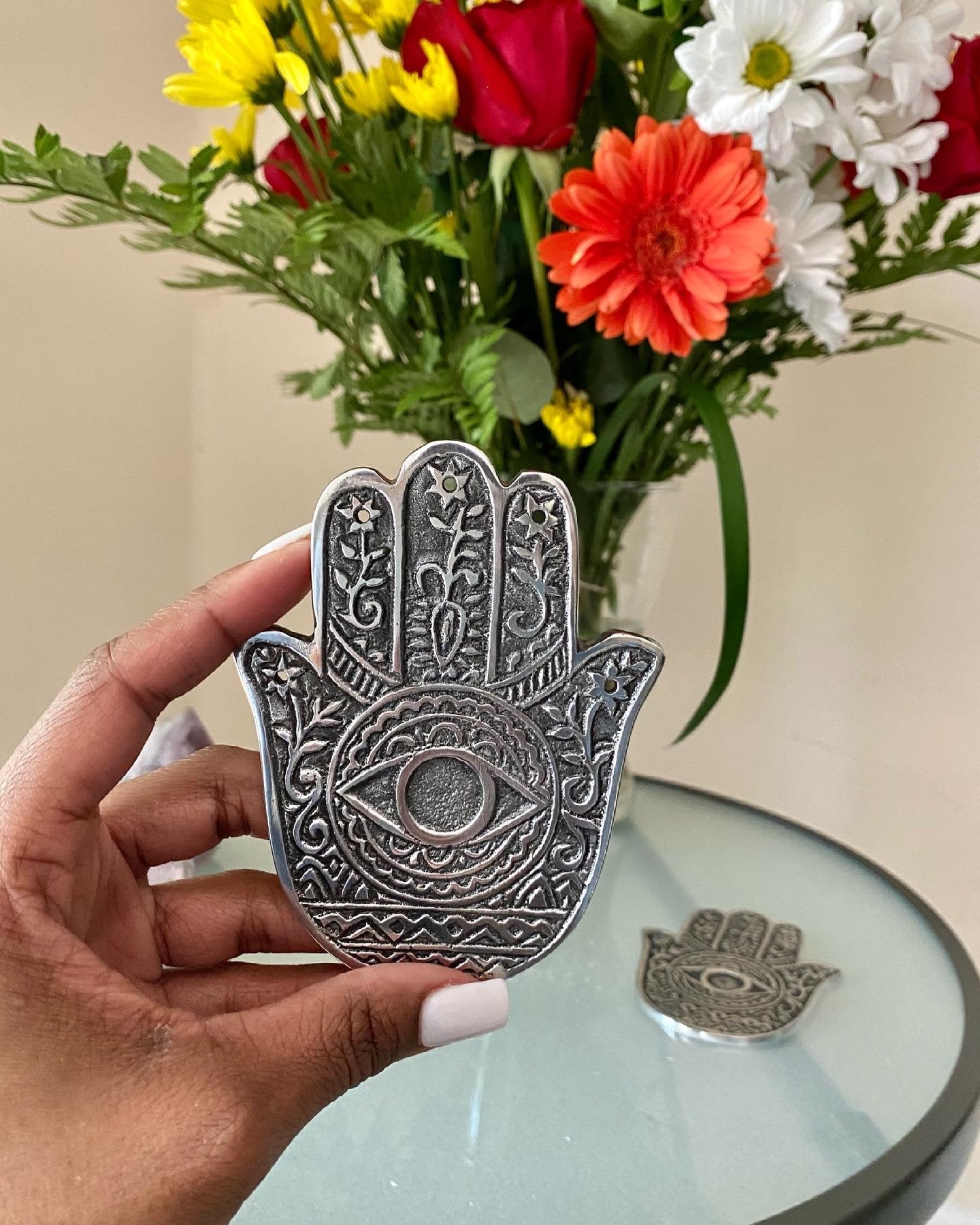 After you grab a box of our aromatic incense, snag this beautiful metal Hamsa Hand Incense burner! No need to let incense ash hit the floor.   Listing is for one Hasma Hand Incense (Agarbatti) Burner. 